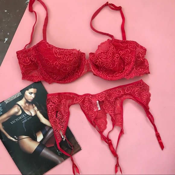 VS Lingerie Set - Picture 1 of 4